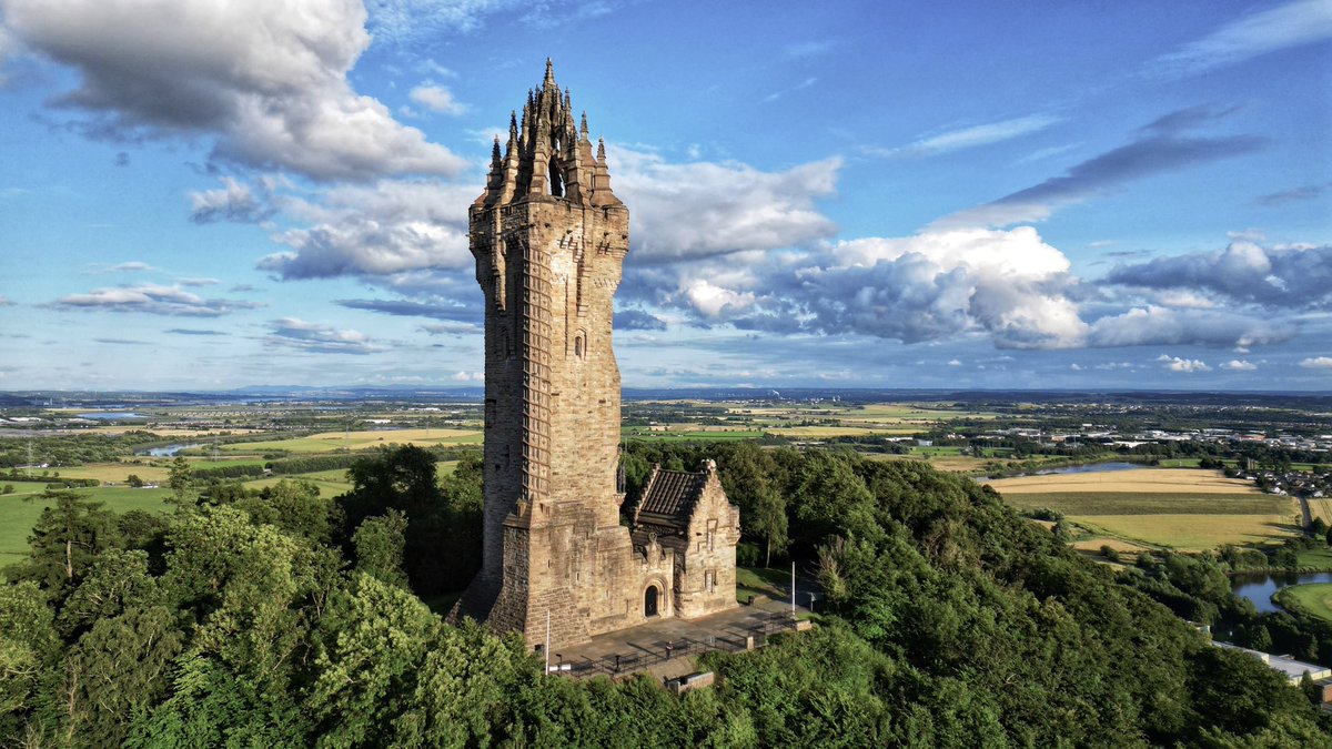 Wallace Monument with the city of Stirling and it's Castle in the background @TheWallaceMon @stirlingcastle @welovehistory @N_T_S @VisitScotland @BeingScots @Scottish_Banner #WallaceMonument #StirlingCastle #scotland #castle #visitscotland