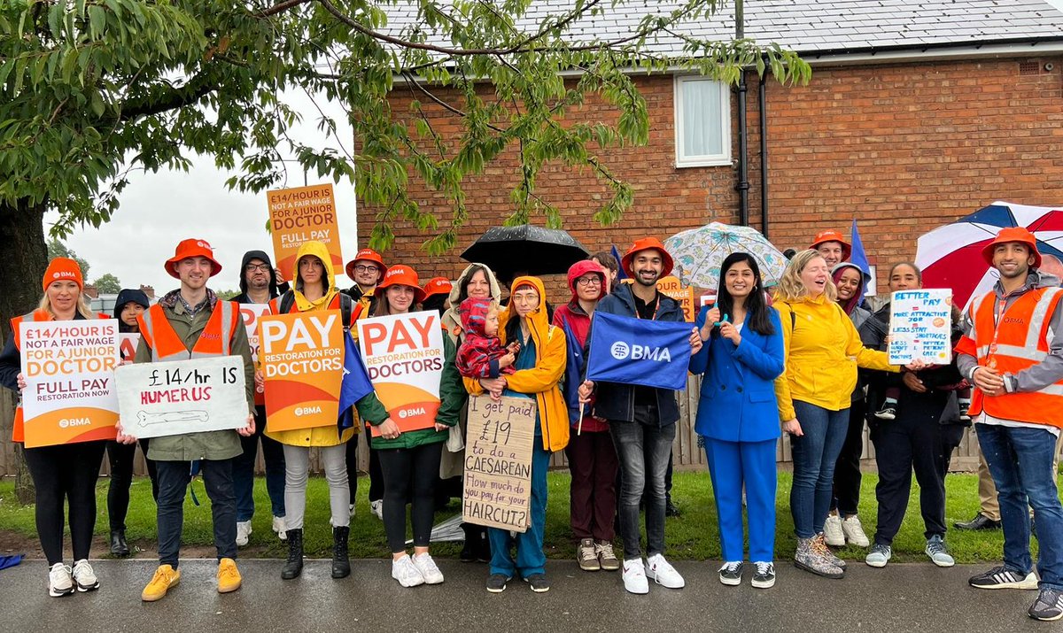 Junior doctors' pay has fallen by 26% since 2008.

In that same time, UK billionaires saw a decade where their wealth went up £438,000,000,000.

So don't let anyone tell you there's not enough money for a fair pay rise.

That's why today I again stood with striking doctors 👊🏽