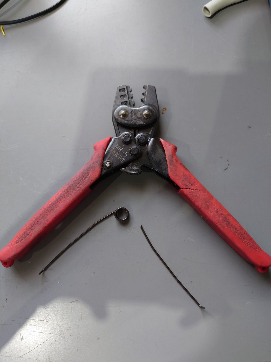 kansaieng's tweet photo. 圧着工具のバネが召された。
何故か、自分のやつだけよく折れる。
バラして交換は、お手の物👍
byメキシコ湾流
#圧着
#盤製造
#多い時は1日端子を500個消費
#盤屋あるある? https://t.co/bVWm0pwzvK