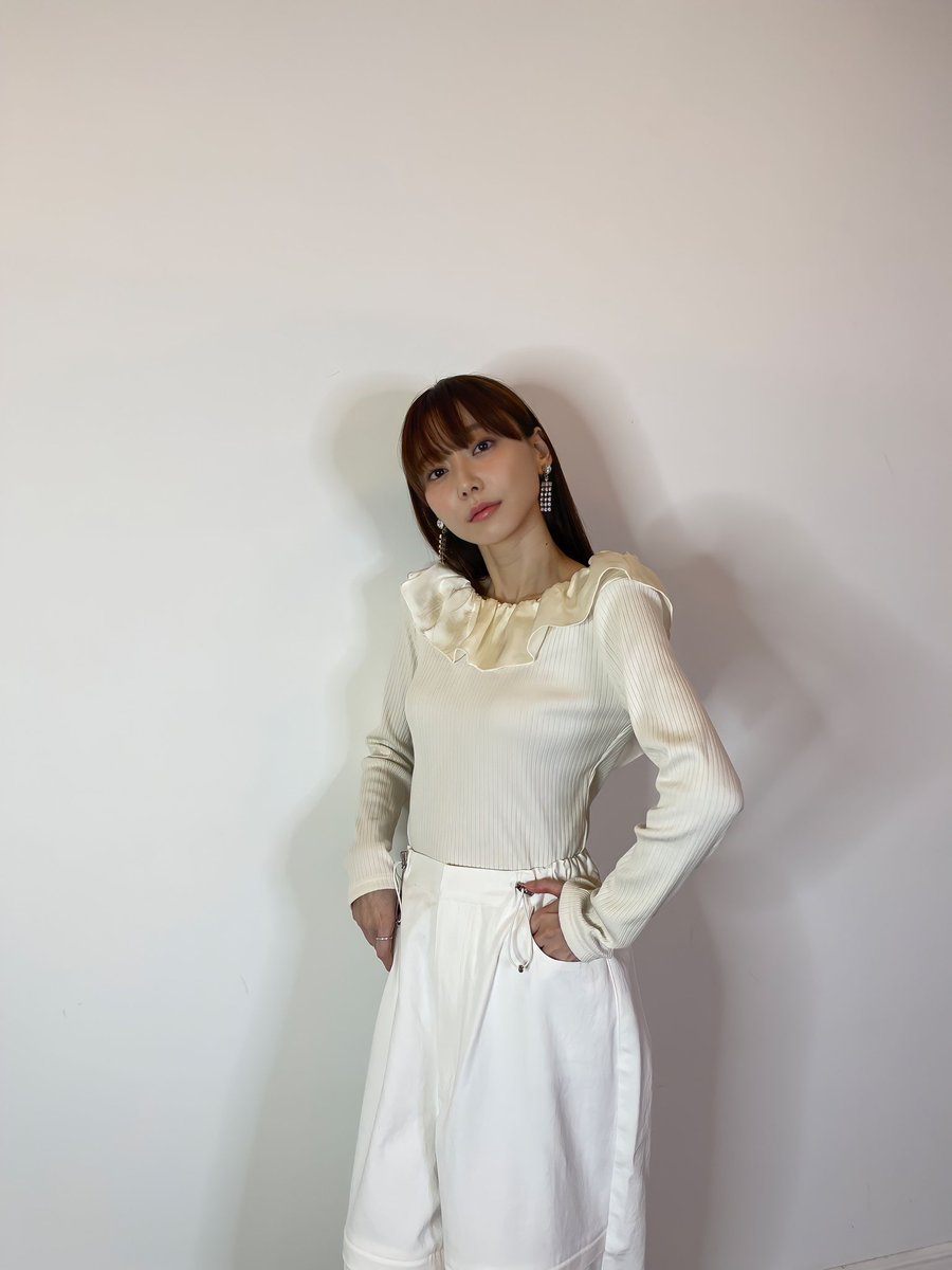 shoko210's tweet photo. satin fril rib cutsew🤍
⁡
&amp;
⁡
drawstring wide qants🫧

@honeymihoney_official 
@honeymihoney_style 
⁡
⁡レディなtopsに、boyishなパンツって何か良いよね☺️🎂♪
⁡
⁡そこにbijouのイヤリングで輝きをプラスしてさ💎
⁡
#ハニーミーハニー #honeymihoney https://t.co/hqAlKsMJrm