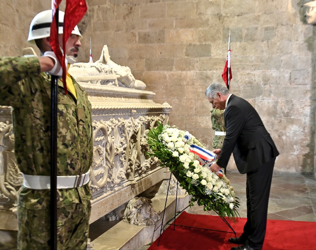 Emotivo comienzo de nuestra visita a #Portugal, tierra de pintores y poetas, con el homenaje al gran escritor y poeta portugués Luís Vaz De Camões, en el Túmulo del Monasterio de los Jerónimos, donde descansan sus restos.