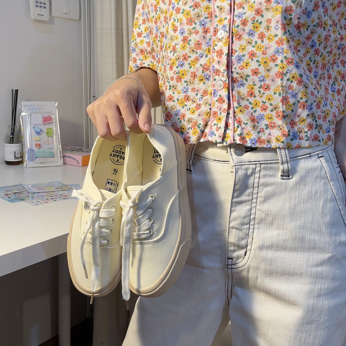 ifeelsopeach's tweet photo. รองเท้าผ้าใบของ freaky daddy รุ่นนี้สวยมากกกก ㅜㅡㅜ 🍊🌟 ที่สำคัญคือใส่เหยียบส้นได้ไม่เสียทรงอ่ะ หรือจะใส่หุ้มส้นก็ได้เหมือนกัน ใส่สบายโคตรๆ เดินนานๆไม่ปวดเท้าเลย ยกให้เป็นผ้าใบคู่โปรด 🌷 ในราคา 500 นิดๆเท่านั้น ! https://t.co/H1UdYfd5NO