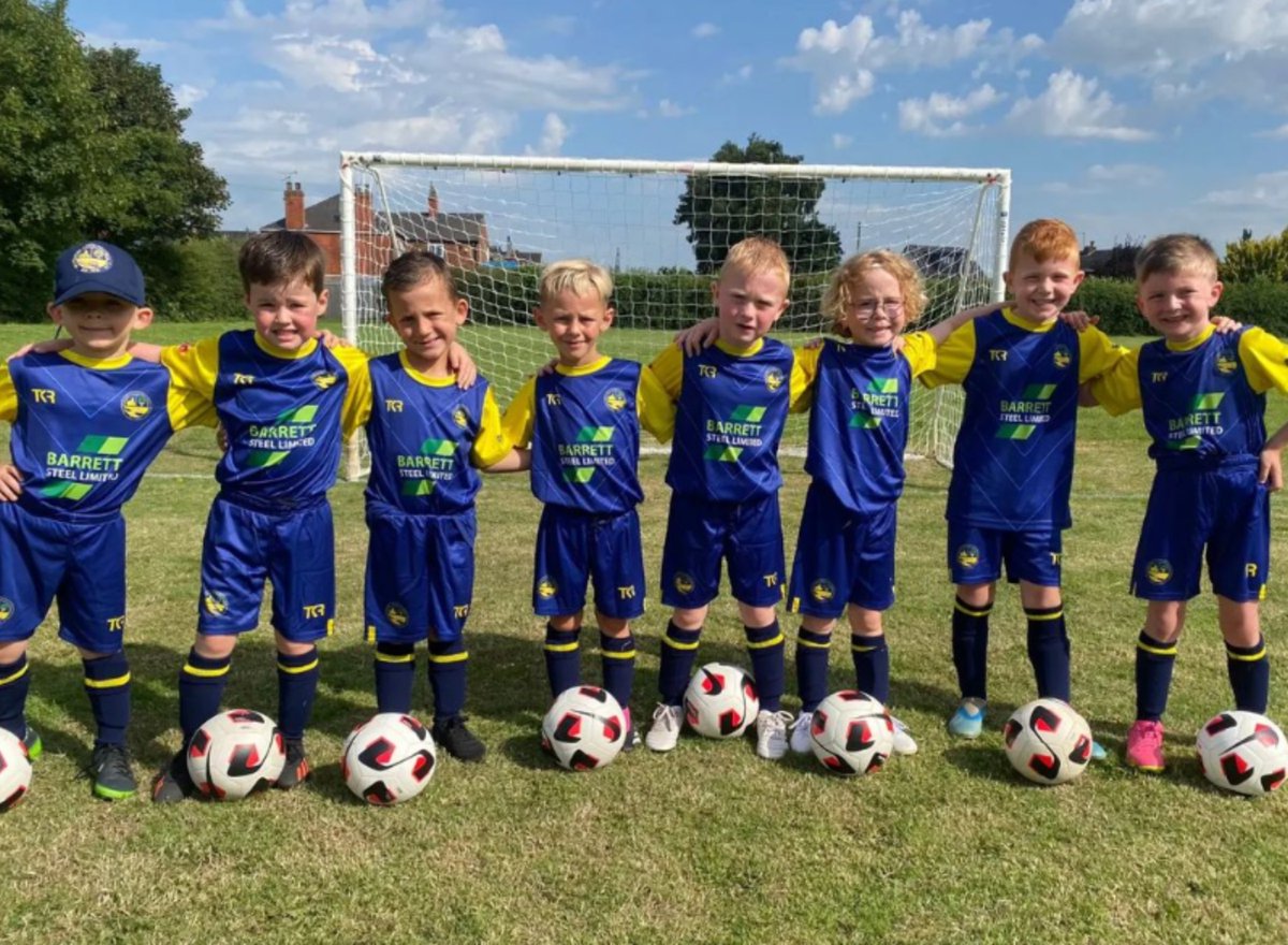 barrettsteel's tweet photo. We recently extended our partnership with @bottesfordtown F.C and the Juniors are rocking their brand-new kits!
We wish good luck to not only the Bottesford Juniors, but to all 24 of the Bottesford teams in the upcoming season.
#BarrettSteelLimited #BottesfordTownFC #Sponsor https://t.co/ly4aGywyRr