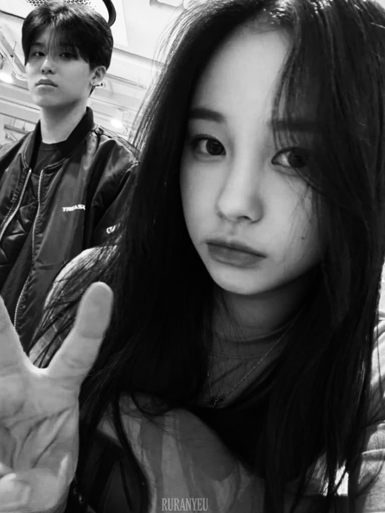 RURANYEU's tweet photo. Selamat malam dari Shaka dan Gaby yang udah pada capek karena latihan dari pagi buat makrab di hari terakhir ospek
#juliestin #daetokki #woohan https://t.co/KIpkfnkoHJ