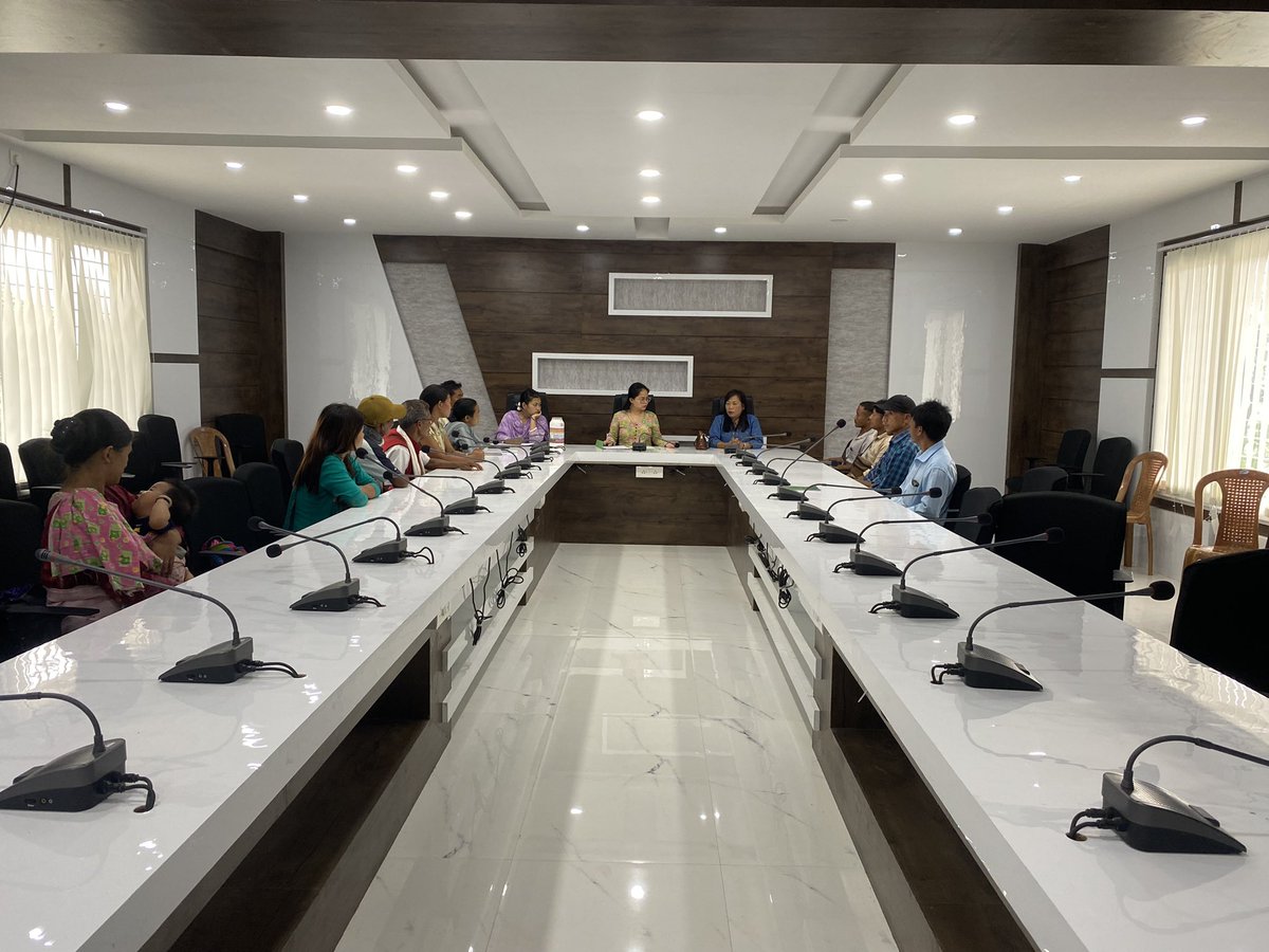 Ripidoni14's tweet photo. FLOOR TEST : no confidence motion against sitting gram panchayat chairperson.

A women with her infant in the room displaying the gravity of the occasion. https://t.co/NQGUiGU0FA