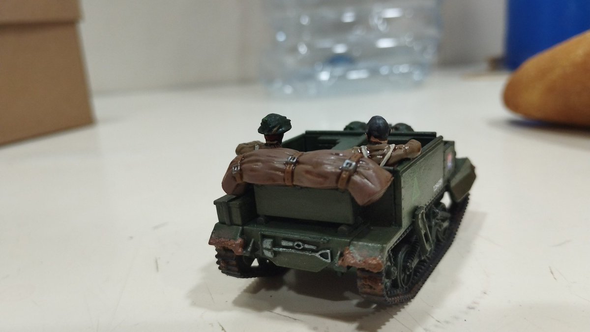 elgoblinpeleon's tweet photo. El otro día me calenté con Bolt Action y ahora ya tengo un ejercito para poder jugar: los bebedores de Té

Aquí os enseño un transporte blindado que pinte, el Universal Carrier (barra de pan for scale)

#ww2
#boltaction
#universalcarrier
#wargame
#brencarrier
#tank
#txabacallate https://t.co/6Qpg1CJFgV