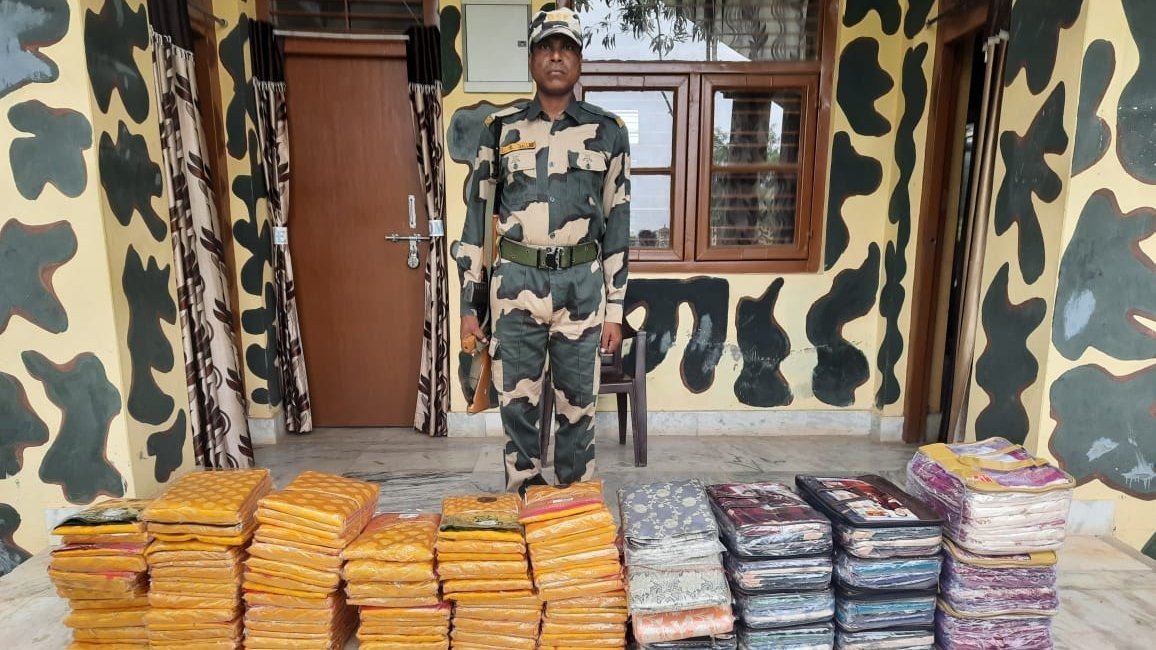 BSF_Tripura's tweet photo. Preventing transborder crimes at the #India-#Bangladesh international border, vigilant troops of #BSF #Tripura rescued six cattle, seized 127.3 kgs Ganja and other contraband items worth ₹ 11,31,318/- and BD Taka 10,520/-

#FirstLineOfDefence
#GuardiansOfBorder
#NationFirst https://t.co/Y3PYC2NZI8