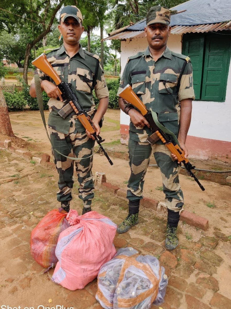 BSF_Tripura's tweet photo. Preventing transborder crimes at the #India-#Bangladesh international border, vigilant troops of #BSF #Tripura rescued six cattle, seized 127.3 kgs Ganja and other contraband items worth ₹ 11,31,318/- and BD Taka 10,520/-

#FirstLineOfDefence
#GuardiansOfBorder
#NationFirst https://t.co/Y3PYC2NZI8