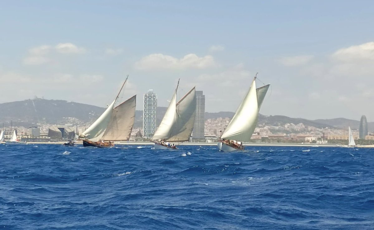 puigvelaclasica's tweet photo. The fleet of classic boats are competing today in wind speeds of 18 knots.🌊
For a second consecutive day, the sails are the starring role of the Barcelona coastline in an event defined by emotion and teamwork.
#PuigVelaClàssica #Regatta #Classicsailing https://t.co/69yFWUDOuB