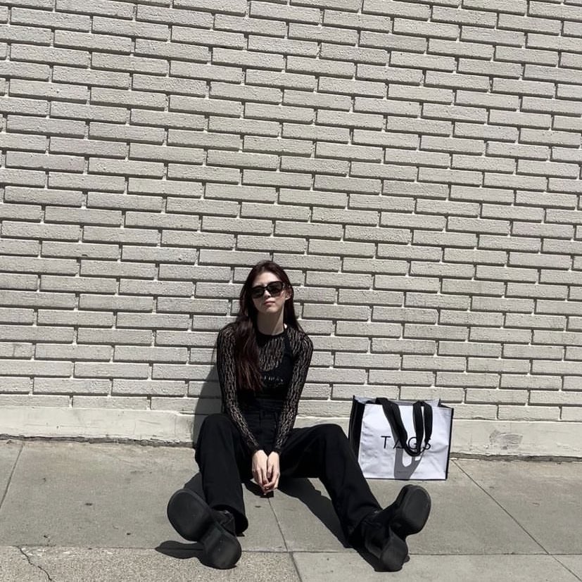 hancohee's tweet photo. 𖤝.. Showing off the resplendence of black color, which seems to be my own color from now on. I mean, don't those black items suit me all too well, as if they were solely made for me? featuring my cute yellow case :P https://t.co/3sPbCIOnvR