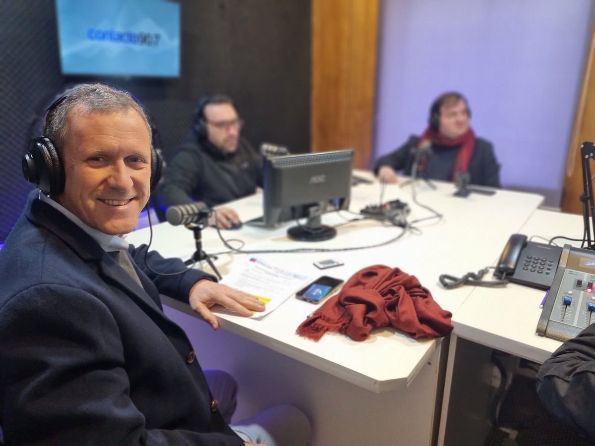 MTTNuble's tweet photo. #PrensaMTT Ya estamos al aire junto con Ministro @JuanCaMunozA y seremi @javoisla en radio Contacto para informar sobre las primeras semanas del sistema de recaudo electrónico 

En vivo 👉https://t.co/JP1eLzYybq https://t.co/oLLYDlIXw9