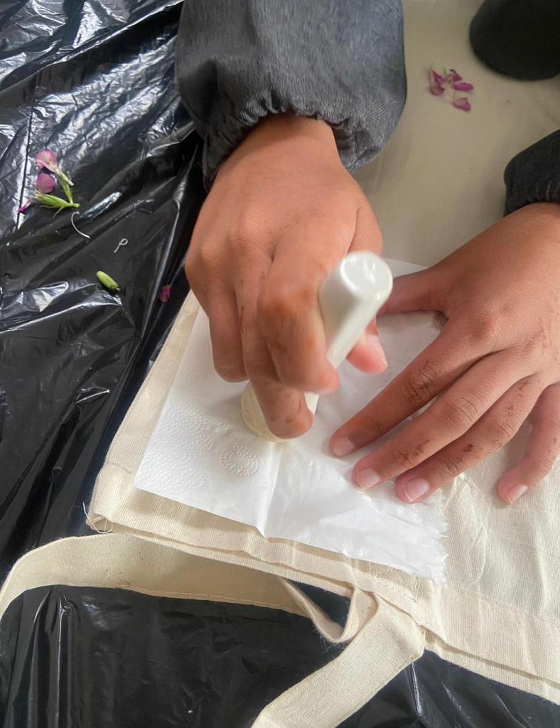 FevershamA's tweet photo. Year 9 got creative, tie-dying using natural dyes made of fruits & vegetables, as well as flower stamping. #MadScienceWeek #TeamFeversham https://t.co/J9pZkQRr4g
