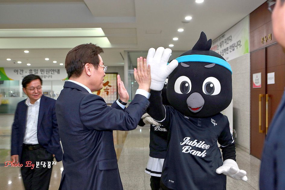 이 사진 지금 보면 소름 포인트가
분당꽁지란 놈이 이재명 지지자이자 찍사인데 
전에 암생각 없이 봤던 사진 속에 정진상이 
있었던 거임 정진상이 어떻게 생긴지 몰라서 
저땐 저거 보고도 몰랐음