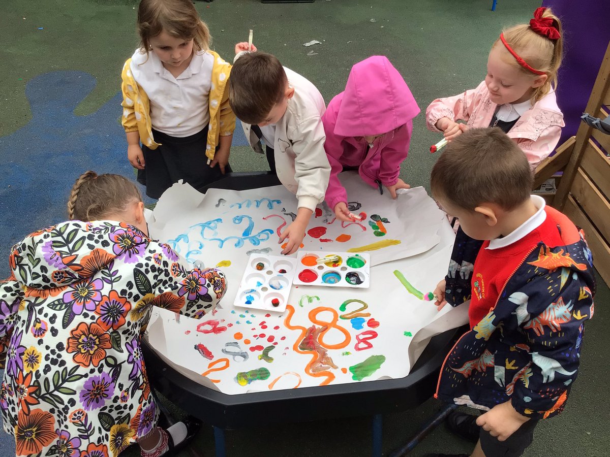 HgcpNursery's tweet image. We’ve used pompoms and pegs to make our own paintbrushes in the tuff tray today. We’ve made lots of different marks, written our names and practised all of the squiggles that we’ve learnt this year 💪 @HGCPSCHOOL @ShonetteBason #makingmarks #finemotor #strongfingers #squiggle