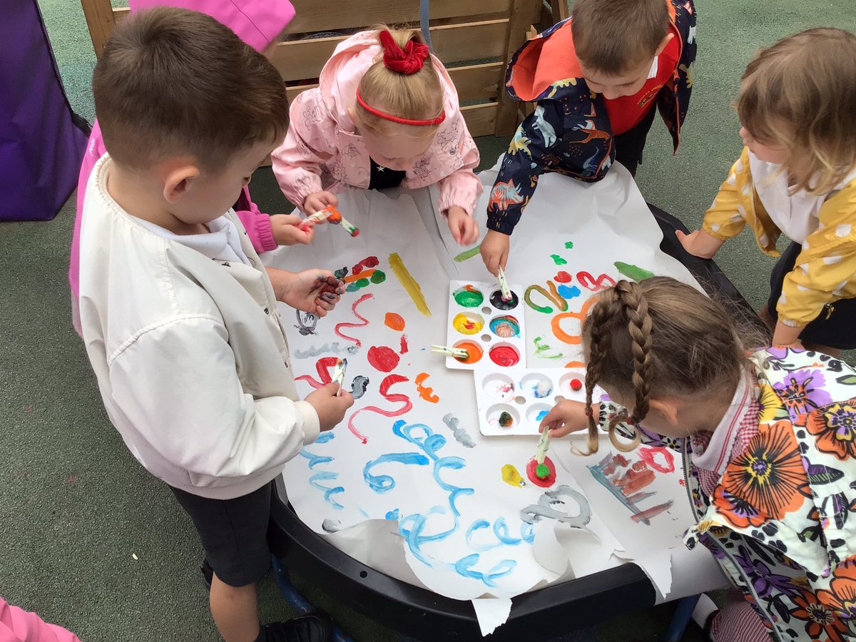 HgcpNursery's tweet image. We’ve used pompoms and pegs to make our own paintbrushes in the tuff tray today. We’ve made lots of different marks, written our names and practised all of the squiggles that we’ve learnt this year 💪 @HGCPSCHOOL @ShonetteBason #makingmarks #finemotor #strongfingers #squiggle
