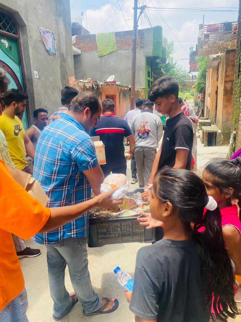 मेरठ के बाढ़ग्रस्त छेत्र में विश्व हिंदू परिषद व बजरंग दल का राहत कार्य, जरूरतमंदो तक पहुँचा रहे पानी व खाद्य सामग्री 
#VHPSewa