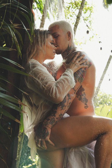 Like if you wish his hand was yours lol ✋ https://t.co/SCfnZXvfAf