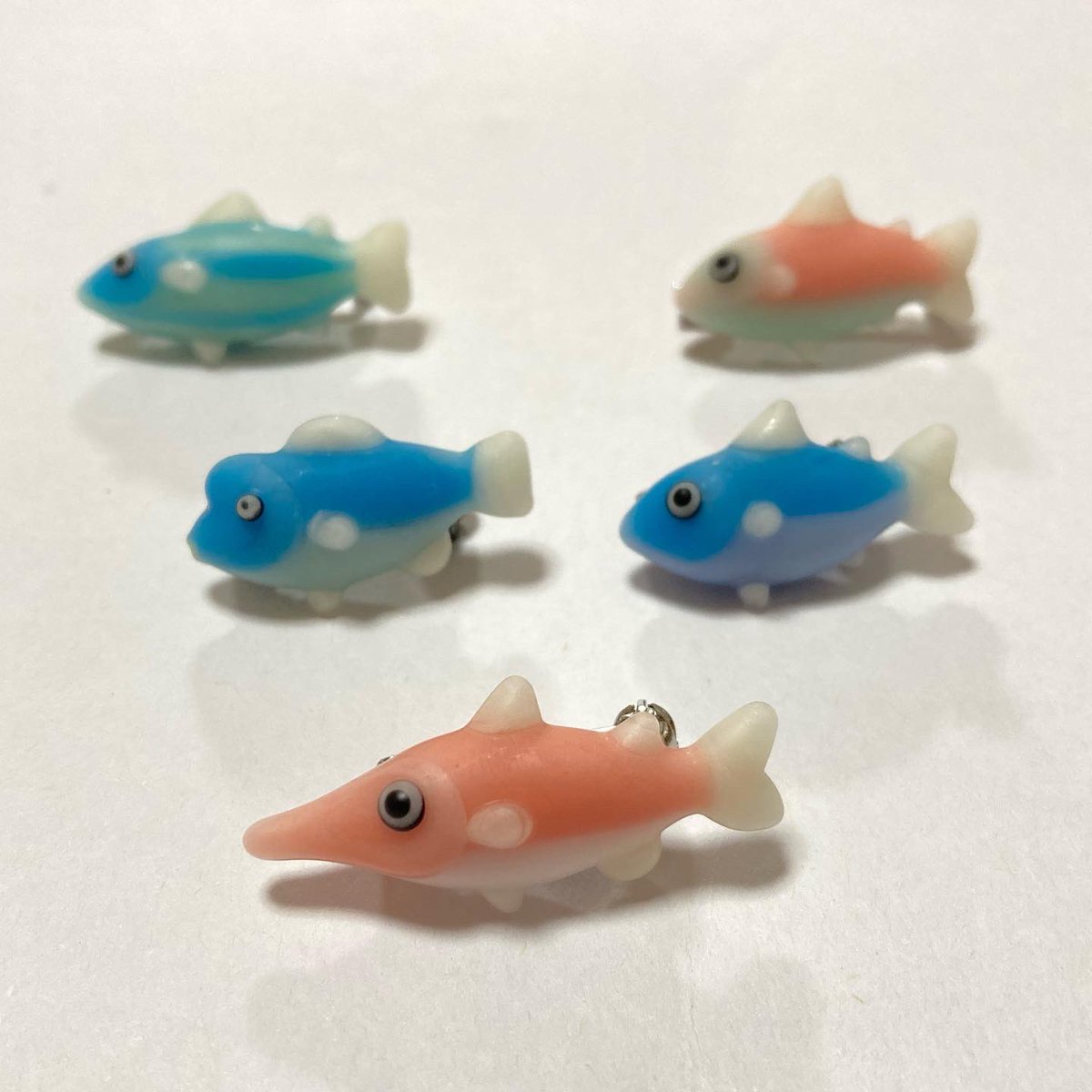 謎の魚たちのブローチです。
カラフルだけど、
似た魚がいそうな〜？
*************
KOBEとんぼ玉ミュージアム
『ガラスの水族館』
lampwork-museum.com
期間：2023年7月15日〜10月3日
*************