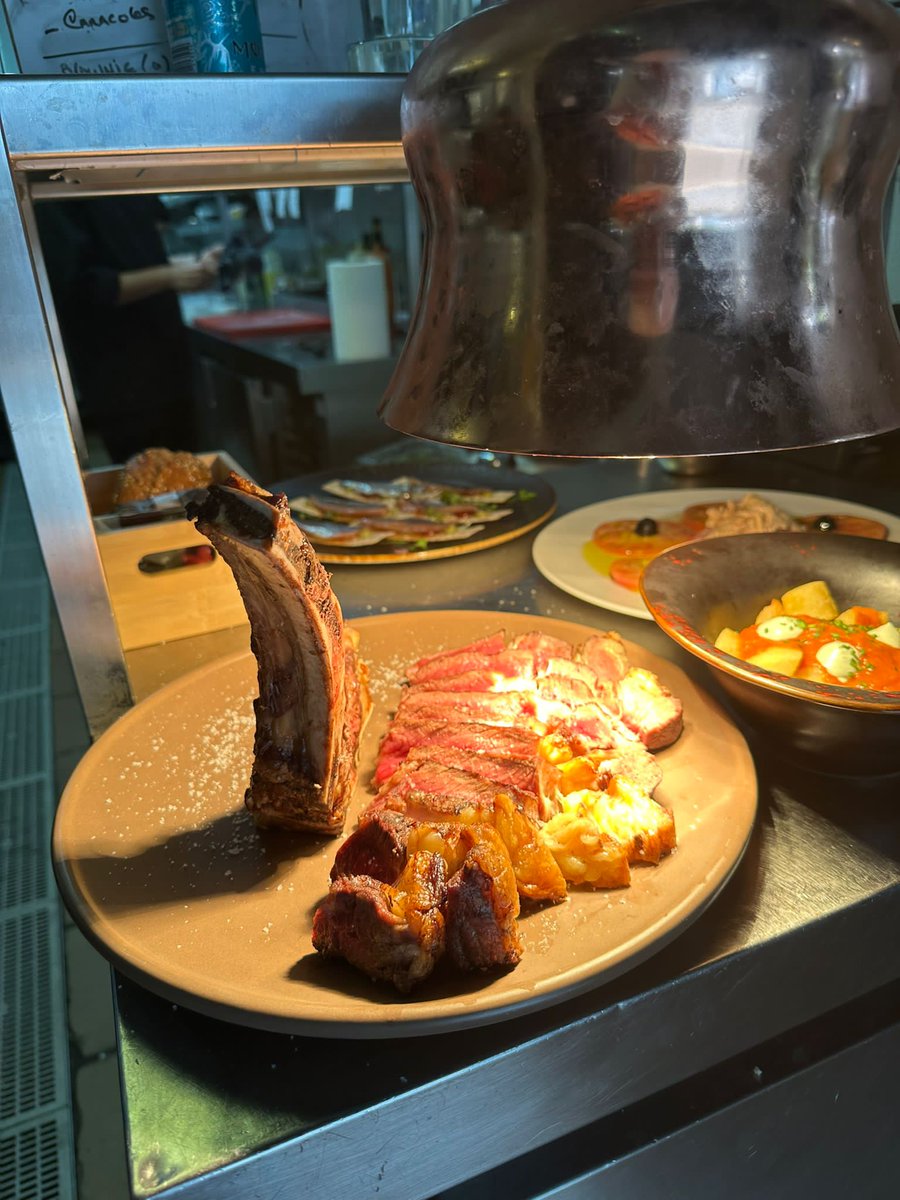 Puedes ser tu el que espera estos platos y con una cerveza <a href="/cruzcampo/">Cruzcampo #ConMuchoAcento</a> bien fría.

No dejes que nadie te lo cuente el mejor lugar para comer es Mentidero Sevilla. Local climatizado ❄️

📍Cano  y Cueto 2
📲 Reservas 671 16 22 03

#food #gastronomia #instafood #foodie