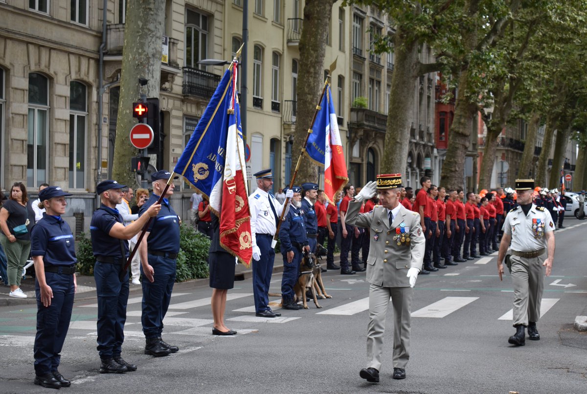 ArmeeszoneNord's tweet image. Ce matin s'est déroulée la traditionnelle cérémonie du #14juillet à #Lille. 🇫🇷🎆
Tous les acteurs de la sécurité ont été mis à l'honneur le temps d'un défilé sur le boulevard de la Liberté. 🪖⛑️
#FiersdenosSoldats #FeteNationale