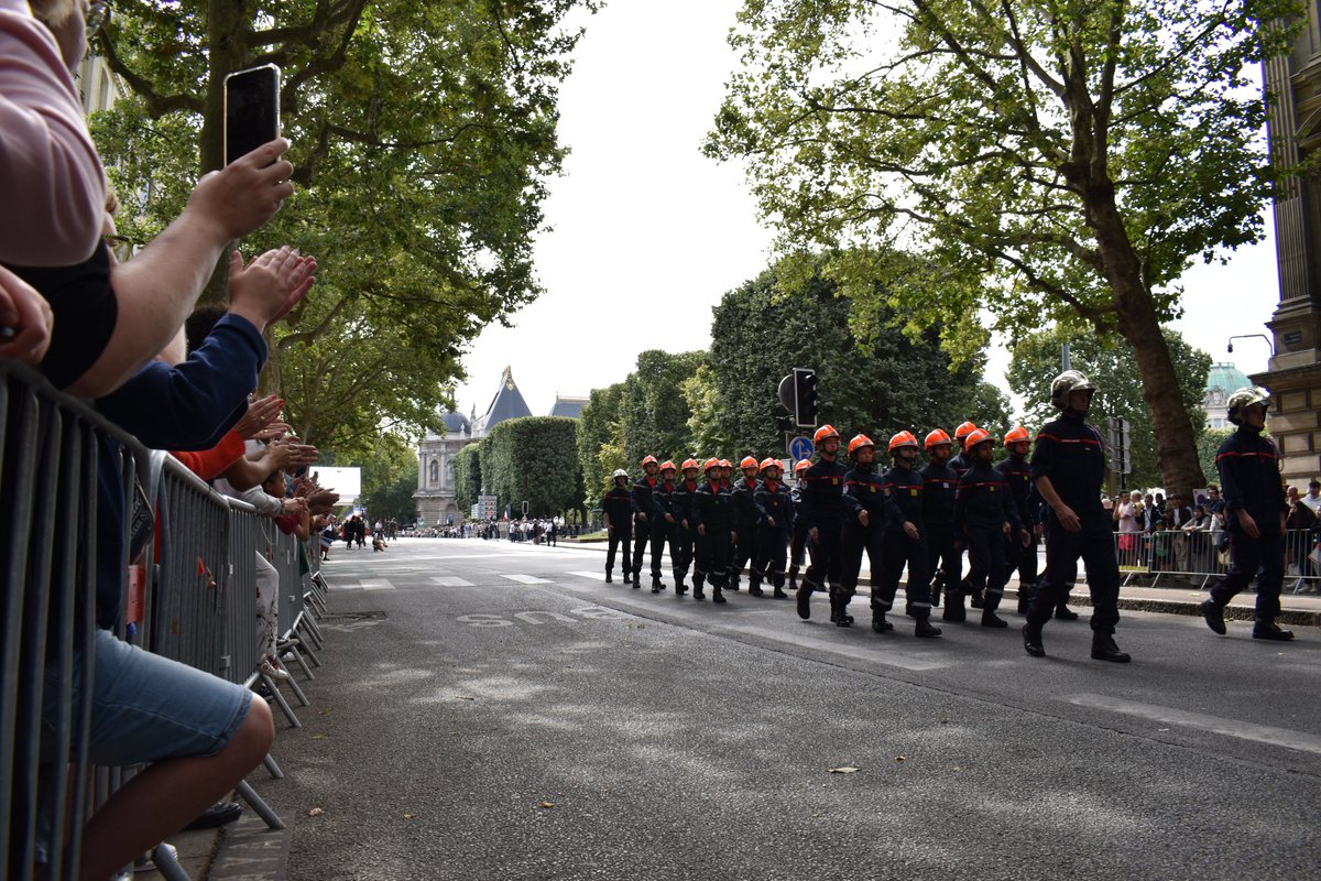 ArmeeszoneNord's tweet image. Ce matin s'est déroulée la traditionnelle cérémonie du #14juillet à #Lille. 🇫🇷🎆
Tous les acteurs de la sécurité ont été mis à l'honneur le temps d'un défilé sur le boulevard de la Liberté. 🪖⛑️
#FiersdenosSoldats #FeteNationale