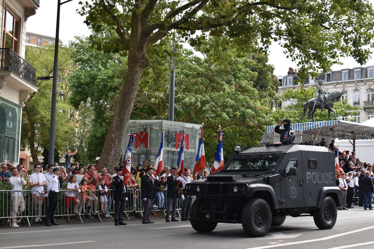 ArmeeszoneNord's tweet image. Ce matin s'est déroulée la traditionnelle cérémonie du #14juillet à #Lille. 🇫🇷🎆
Tous les acteurs de la sécurité ont été mis à l'honneur le temps d'un défilé sur le boulevard de la Liberté. 🪖⛑️
#FiersdenosSoldats #FeteNationale