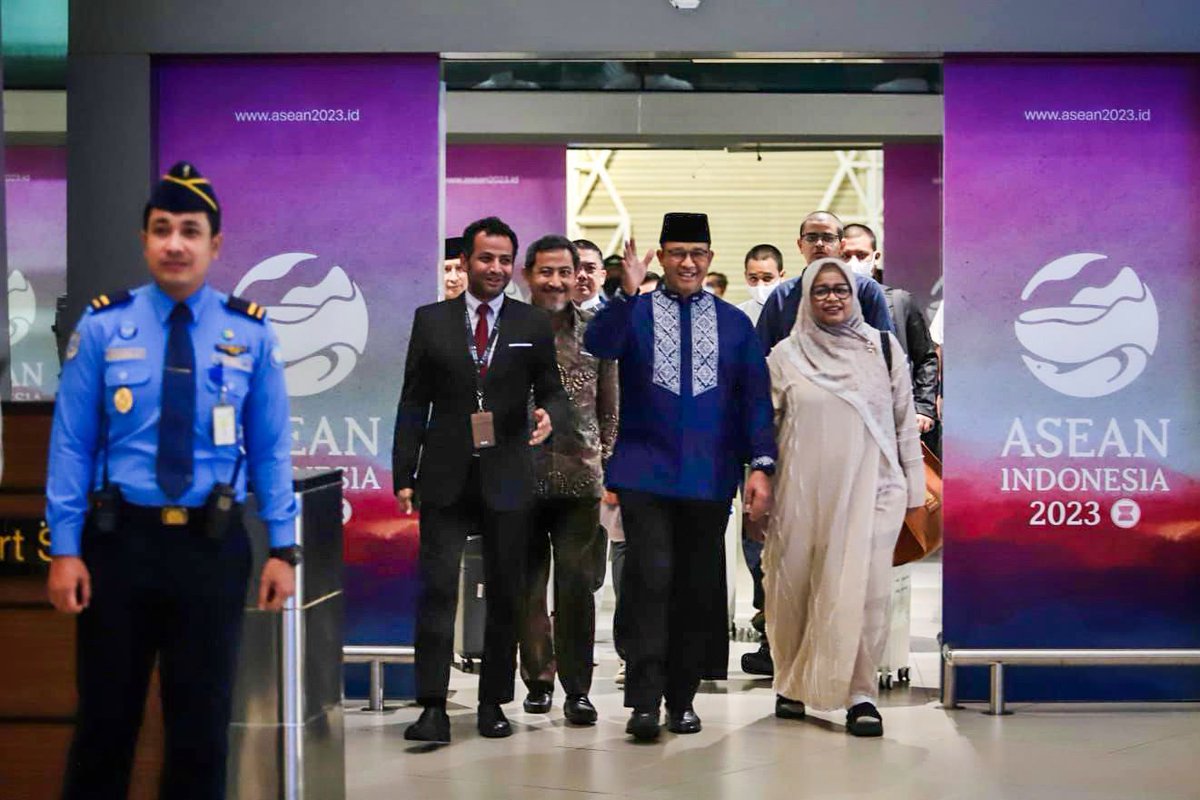 aniesbaswedan's tweet photo. Alhamdulillah, kemarin kami tiba di Tanah Air, setelah sejak tanggal 22 Juni memenuhi panggilan berhaji, menjadi salah satu dari jutaan tamu Allah SWT di tanah suci.

Kami bersama Fery, Mutiara, Ali, Mikail, Kaisar, dan Ismail sungguh merasakan perjalanan spiritual yang sangat luar biasa. Ibadah haji ini selain menjadi momentum menjalankan perintah Allah SWT, juga memberikan ruang interaksi yang berkualitas bagi kami.

Kami selalu bersama-sama, dalam dua minggu terakhir. Sesuatu yang selama ini menjadi hal yang langka kami rasakan, di tengah kesibukan masing-masing.

Setelah mengikuti rangkaian pokok ibadah haji mulai dari mengambil miqat, wukuf, mabit, melontar jumrah, tawaf dan sa’i; kami juga berkesempatan untuk ziarah ke makam Ummul Mukminin Sayyidah Khadijah, istri Rasulullah saw. Juga ke ulama besar Indonesia K.H. Maimoen Zubair dan Syekh Nawawi Al-Bantani. Juga berziarah ke makam para ulama yang menjadi sanad penting keilmuan Islam di Indonesia, seperti makam Sayyid Muhammad Al-Maliki dan Sayyid Abbas Al-Maliki (guru K.H. Hasyim Asy'ari).

Selain itu, kami berkesempatan napak tilas lokasi-lokasi yang menjadi titik penting dalam sejarah Islam. Seperti Gua Hira yang menjadi tempat Nabi Muhammad menerima wahyu pertama kali dan juga Gunung Uhud yang menjadi saksi momen peristiwa Uhud.

Di Madinah, kami bersyukur bisa berdo’a di Raudhoh serta berziarah ke makam Rasulullah saw. Di Masjid Nabawi yang meneduhkan itu kami merasakan kekhusyukan yang luar biasa. 

Banyak hal yang kami rasakan selama perjalanan spiritual ini. Semoga ini semua memberikan hikmah dan kami diberikan kekuatan untuk istiqamah. Semoga semua yang telah berniat untuk haji, bisa segera mendapatkan panggilan dari Allah SWT untuk menjadi tamuNya di tanah suci.