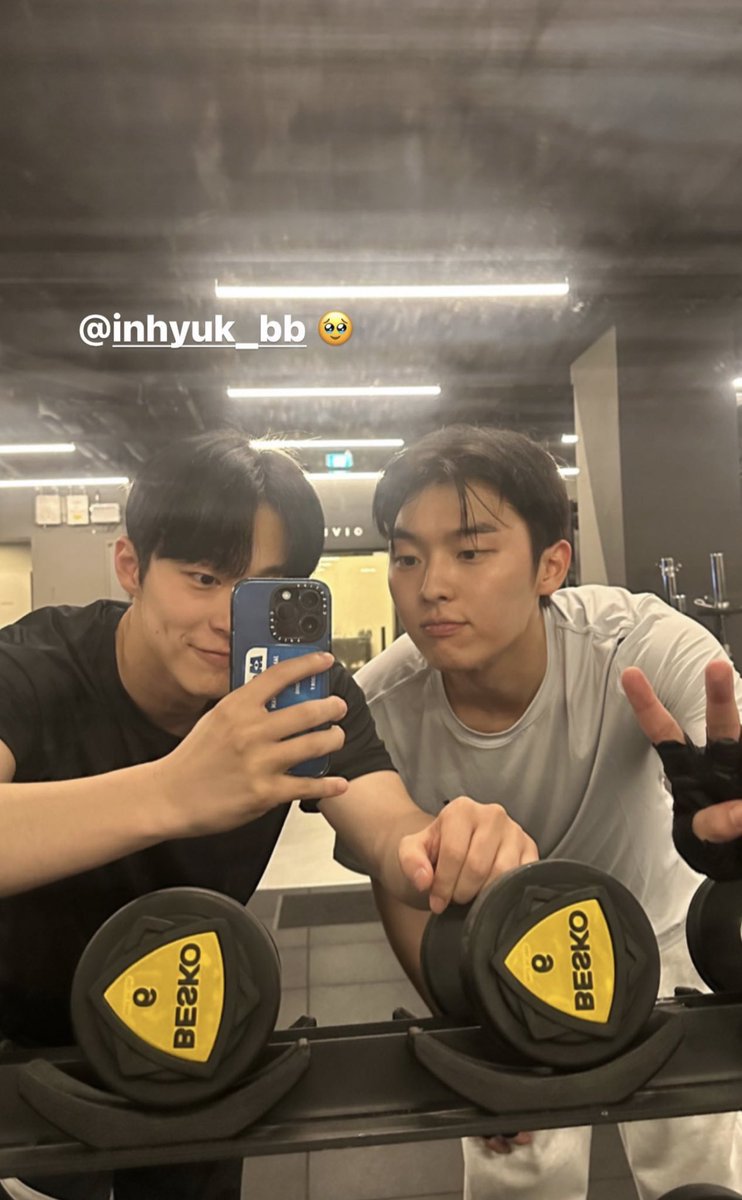kikislovev's tweet photo. 생김새가너무다름 https://t.co/1JYOS3gskb