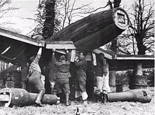 semaan_prime's tweet image. ✈️🌳In a twist of #WWII humor, the British allegedly crafted a decoy airfield to dupe the German Luftwaffe. Complete with wooden planes, it was all the rage in faux aeronautics! #FunHistory 1/4