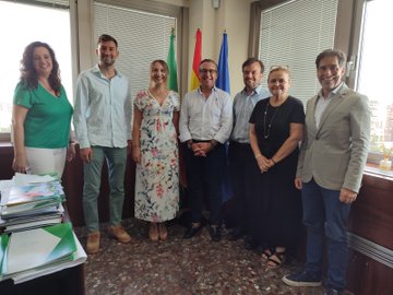 cademalaga's tweet photo. 🆙Esta mañana @Miguel_Briones_ del. territorial
@EducaAnd y @UniversidadAnd recibe a  #empresas malagueñas ganadoras de los 🏆X #PremiosEmprendemos2023 #Top50 @aemprende 

2⃣ de las 3⃣ galardonas son de #Malaga 🔝🔝

〽️@EasyChatbot_Net 
〽️#MetaMedicsVR

#EmprendeAND https://t.co/oK9y4RLnpr