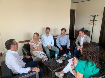 cademalaga's tweet photo. 🆙Esta mañana @Miguel_Briones_ del. territorial
@EducaAnd y @UniversidadAnd recibe a  #empresas malagueñas ganadoras de los 🏆X #PremiosEmprendemos2023 #Top50 @aemprende 

2⃣ de las 3⃣ galardonas son de #Malaga 🔝🔝

〽️@EasyChatbot_Net 
〽️#MetaMedicsVR

#EmprendeAND https://t.co/oK9y4RLnpr