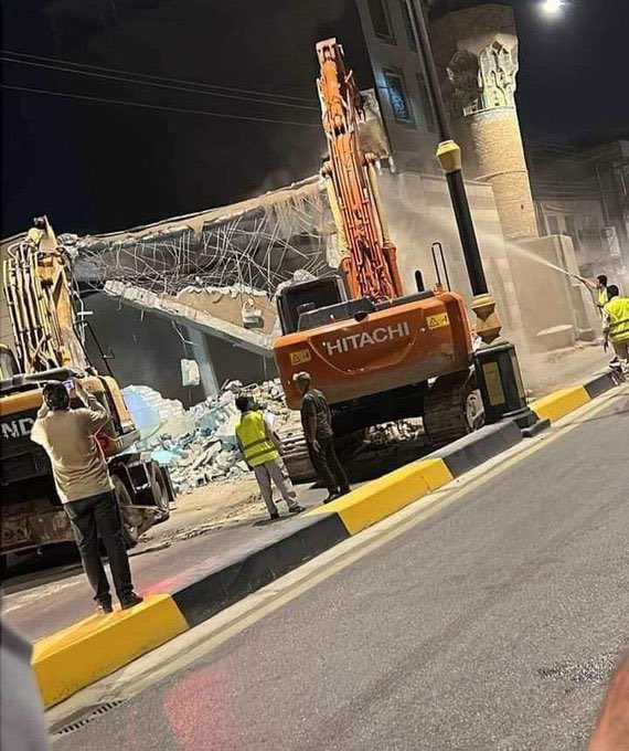 من أجل شجرة في الصحراء غيروا مسار الشارع ..وحكومة البصرة المحلية تهدم اثراً تاريخيا عمره ثلاثة قرون (منارة جامع السراجي ) من اجل شارع !