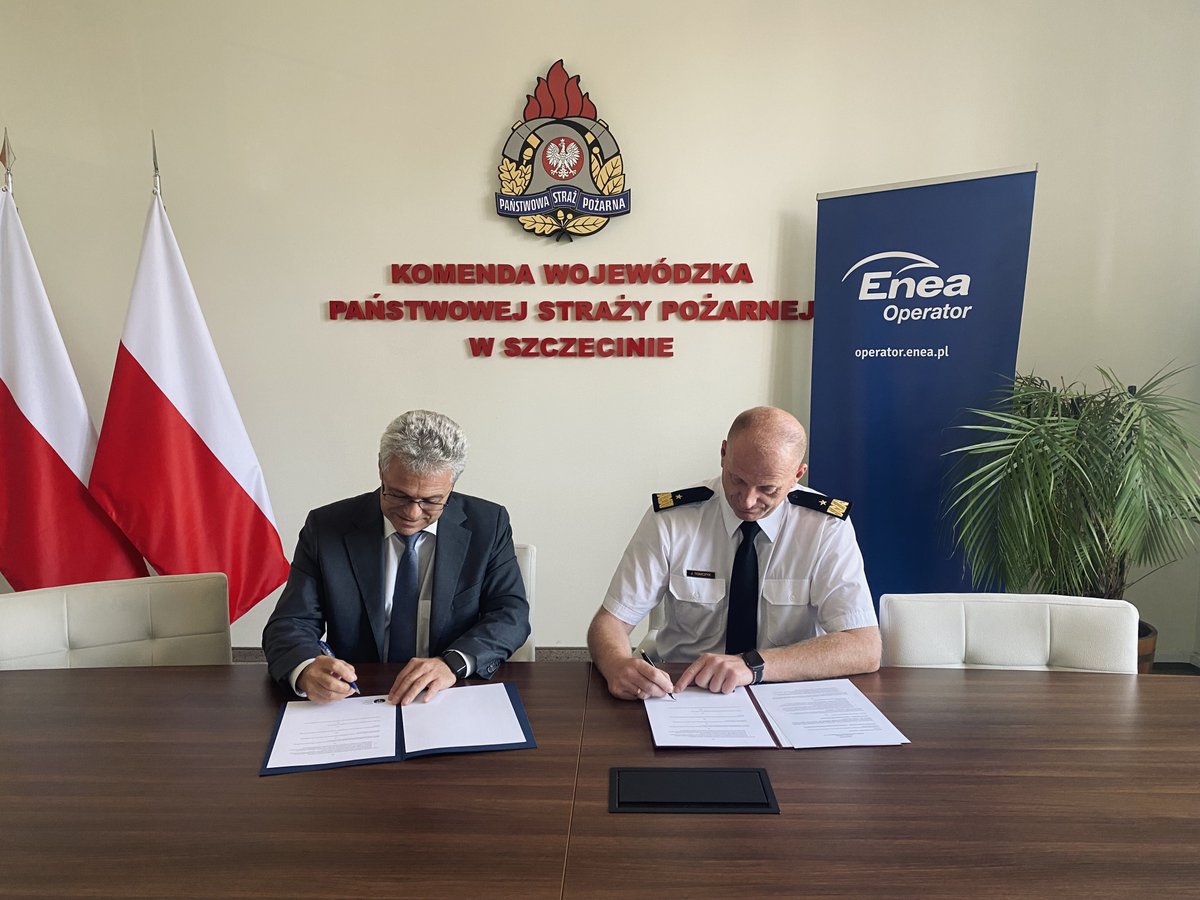 Grupa_Enea's tweet photo. 🚒 #EneaOperator i zachodniopomorska Państwowa Straż Pożarna @kw_pspszczecin z nowym porozumieniem. Dotyczy ono np. współpracy w zakresie efektywnych działań ratowniczych w pobliżu infrastruktury energetycznej. #EneaNews ➡️ https://t.co/EnlDIYk9wr #EneaDlaBezpieczeństwa https://t.co/Z9TmCUi2hC