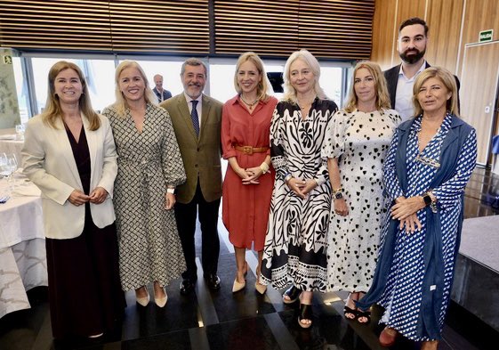 En la conferencia de Fernando Terry, consejero delegado de Osborne, en 'La Mirada Económica' de <a href="/LaVozdeCadiz/">La Voz de Cádiz</a>. Escuchando a las empresas "marca Cádiz", generadoras de empleo. Junto a la presidenta de la Diputación de Cádiz, la delegada de la Junta de Andalucía y delegados territ.