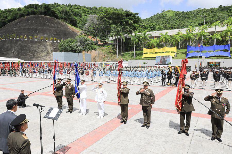 venezuelaazul10's tweet photo. #EsNoticia|| El ALM
@NeilVillanvs recibió el Estandarte Invicto del Comando General de la
@ArmadaFANBVzla de manos del ALM
@AnibalBritoHer1, Cmdte Gral saliente, para recibir el timón del Glorioso Componente Naval.
#FANB
#REDIMAIN https://t.co/qwXFsh3dRm