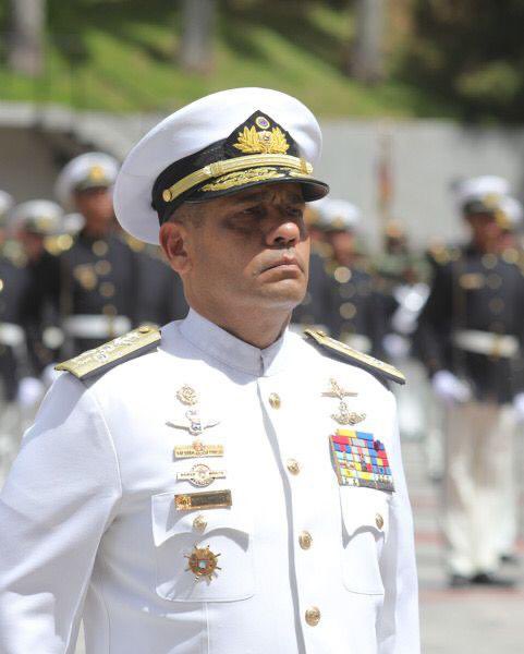 venezuelaazul10's tweet photo. #EsNoticia|| El ALM
@NeilVillanvs recibió el Estandarte Invicto del Comando General de la
@ArmadaFANBVzla de manos del ALM
@AnibalBritoHer1, Cmdte Gral saliente, para recibir el timón del Glorioso Componente Naval.
#FANB
#REDIMAIN https://t.co/qwXFsh3dRm