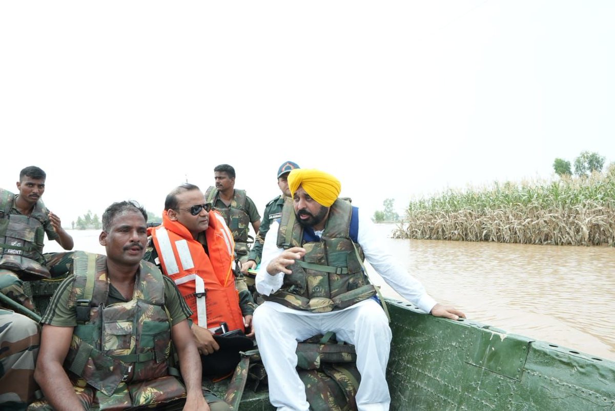 BhagwantMann's tweet image. ਫ਼ਿਰੋਜ਼ਪੁਰ ਦੇ ਹੜ੍ਹ ਪ੍ਰਭਾਵਿਤ ਇਲਾਕਿਆਂ ਦਾ ਜਾਇਜ਼ਾ ਲਿਆ…ਲੋਕਾਂ ਦੀਆਂ ਦੁੱਖ-ਤਕਲੀਫ਼ਾਂ ਸੁਣੀਆਂ…ਪਾਣੀ ਨੇ ਇਨਸਾਨਾਂ ਦੇ ਨਾਲ-ਨਾਲ ਬੇਜ਼ੁਬਾਨਾਂ ਨੂੰ ਵੀ ਪ੍ਰਭਾਵਿਤ ਕੀਤਾ ਹੈ…ਸਰਕਾਰ ਵੱਲੋਂ ਹਰ ਸੰਭਵ ਮਦਦ ਕੀਤੀ ਜਾ ਰਹੀ ਹੈ…ਜਿਵੇਂ ਹੀ ਹਾਲਾਤ ਪਹਿਲਾਂ ਵਾਂਗ ਹੁੰਦੇ ਨੇ ਲੋਕਾਂ ਦੀ ਸਲਾਹ ਨਾਲ ਪੱਕੇ ਪ੍ਰਬੰਧ ਕਰਾਂਗੇ…ਤਦ ਤੱਕ ਆਓ ਕਿਸੇ ਨਾ…