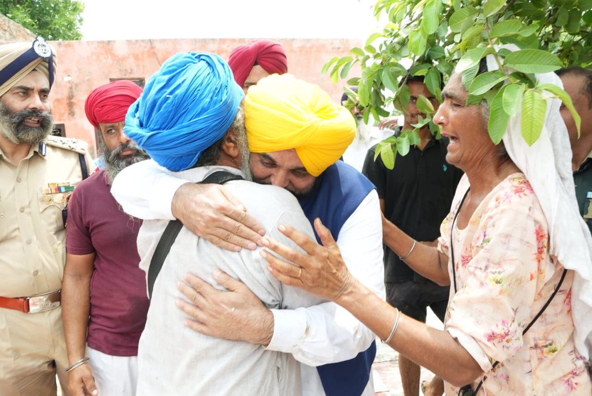 BhagwantMann's tweet image. ਫ਼ਿਰੋਜ਼ਪੁਰ ਦੇ ਹੜ੍ਹ ਪ੍ਰਭਾਵਿਤ ਇਲਾਕਿਆਂ ਦਾ ਜਾਇਜ਼ਾ ਲਿਆ…ਲੋਕਾਂ ਦੀਆਂ ਦੁੱਖ-ਤਕਲੀਫ਼ਾਂ ਸੁਣੀਆਂ…ਪਾਣੀ ਨੇ ਇਨਸਾਨਾਂ ਦੇ ਨਾਲ-ਨਾਲ ਬੇਜ਼ੁਬਾਨਾਂ ਨੂੰ ਵੀ ਪ੍ਰਭਾਵਿਤ ਕੀਤਾ ਹੈ…ਸਰਕਾਰ ਵੱਲੋਂ ਹਰ ਸੰਭਵ ਮਦਦ ਕੀਤੀ ਜਾ ਰਹੀ ਹੈ…ਜਿਵੇਂ ਹੀ ਹਾਲਾਤ ਪਹਿਲਾਂ ਵਾਂਗ ਹੁੰਦੇ ਨੇ ਲੋਕਾਂ ਦੀ ਸਲਾਹ ਨਾਲ ਪੱਕੇ ਪ੍ਰਬੰਧ ਕਰਾਂਗੇ…ਤਦ ਤੱਕ ਆਓ ਕਿਸੇ ਨਾ…