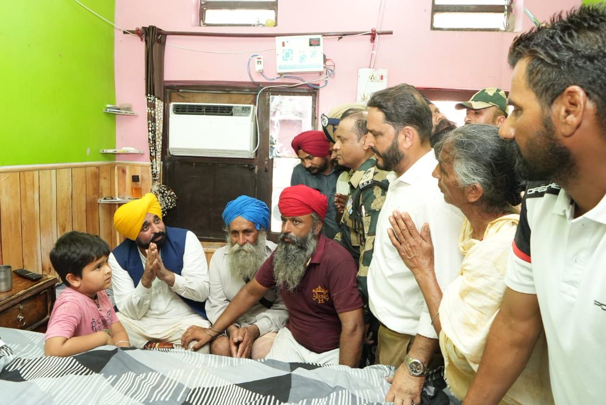 BhagwantMann's tweet image. ਫ਼ਿਰੋਜ਼ਪੁਰ ਦੇ ਹੜ੍ਹ ਪ੍ਰਭਾਵਿਤ ਇਲਾਕਿਆਂ ਦਾ ਜਾਇਜ਼ਾ ਲਿਆ…ਲੋਕਾਂ ਦੀਆਂ ਦੁੱਖ-ਤਕਲੀਫ਼ਾਂ ਸੁਣੀਆਂ…ਪਾਣੀ ਨੇ ਇਨਸਾਨਾਂ ਦੇ ਨਾਲ-ਨਾਲ ਬੇਜ਼ੁਬਾਨਾਂ ਨੂੰ ਵੀ ਪ੍ਰਭਾਵਿਤ ਕੀਤਾ ਹੈ…ਸਰਕਾਰ ਵੱਲੋਂ ਹਰ ਸੰਭਵ ਮਦਦ ਕੀਤੀ ਜਾ ਰਹੀ ਹੈ…ਜਿਵੇਂ ਹੀ ਹਾਲਾਤ ਪਹਿਲਾਂ ਵਾਂਗ ਹੁੰਦੇ ਨੇ ਲੋਕਾਂ ਦੀ ਸਲਾਹ ਨਾਲ ਪੱਕੇ ਪ੍ਰਬੰਧ ਕਰਾਂਗੇ…ਤਦ ਤੱਕ ਆਓ ਕਿਸੇ ਨਾ…