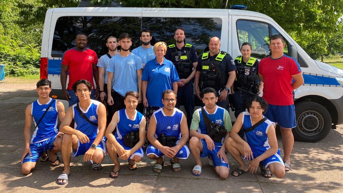 PolizeiBerlin_P's tweet photo. Heute ist Saisonstart für die Konfliktlotsen im Sommerbad #Pankow im Rahmen des Projekts #BleibCoolAmPool unserer #Dir1. Die Konfliktlotsen werden am Wochenende zusammen mit dem Sicherheitsdienst und unseren Kolleg. dafür sorgen, dass alles cool am Pool bleibt.
^tsm https://t.co/9wetgXcoK6