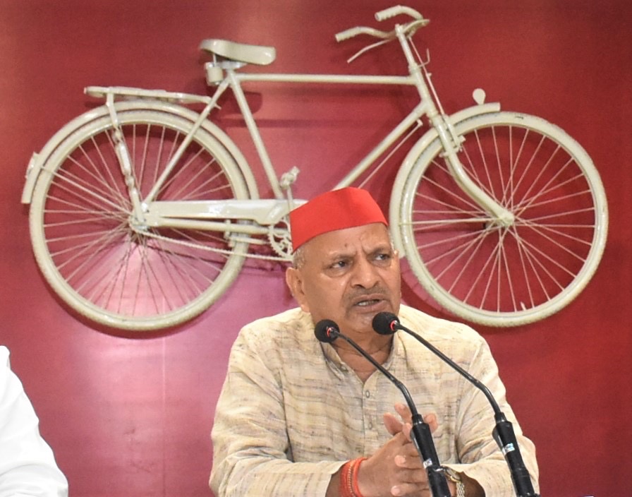 samajwadiparty's tweet image. समाजवादी पार्टी के प्रदेश अध्यक्ष एवं एमएलसी श्री नरेश उत्तम पटेल कहा है कि भाजपा सरकार विपक्ष और विपक्षी नेताओं के प्रति विद्वेष भाव से काम करती है। मोहम्मद आजम खां साहब की सुरक्षा हटाना दुर्भाग्यपूर्ण है। स्वयं पूर्व मुख्यमंत्री एवं समाजवादी पार्टी के राष्ट्रीय अध्यक्ष श्री…