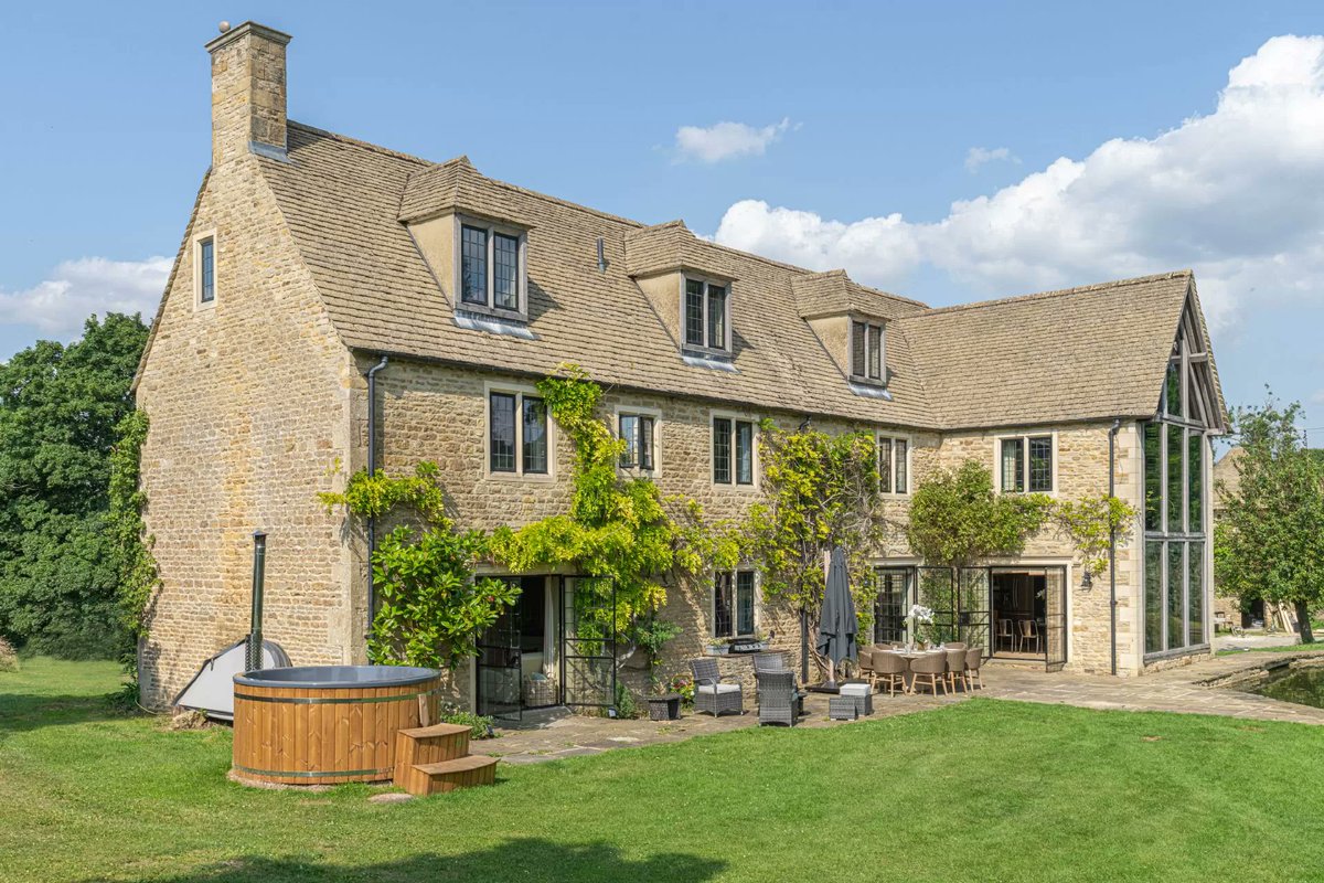 Isabel Oakeshott <a href="/IsabelOakeshott/">Isabel Oakeshott</a>  (aka Isabel Moneyshott), the Gordonstoun educated Public Schoolgirl and far-right journo lives in very agreeable surroundings; a six bedroomed home in the Cotswolds village of Chipping Norton (typical example shown below).  Her answer to