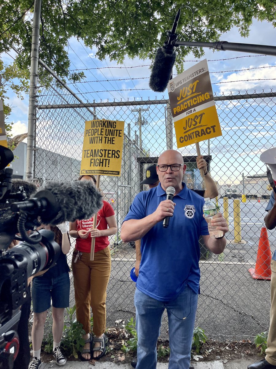 QueensDSA's tweet image. Queens DSA + @nycDSA SHOWS UP for the Teamsters! 

And we’ll show up as long as it takes to end part-time poverty and win a fair contract! 

Solidarity Forever 📦