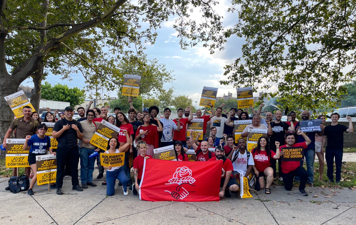 QueensDSA's tweet image. Queens DSA + @nycDSA SHOWS UP for the Teamsters! 

And we’ll show up as long as it takes to end part-time poverty and win a fair contract! 

Solidarity Forever 📦