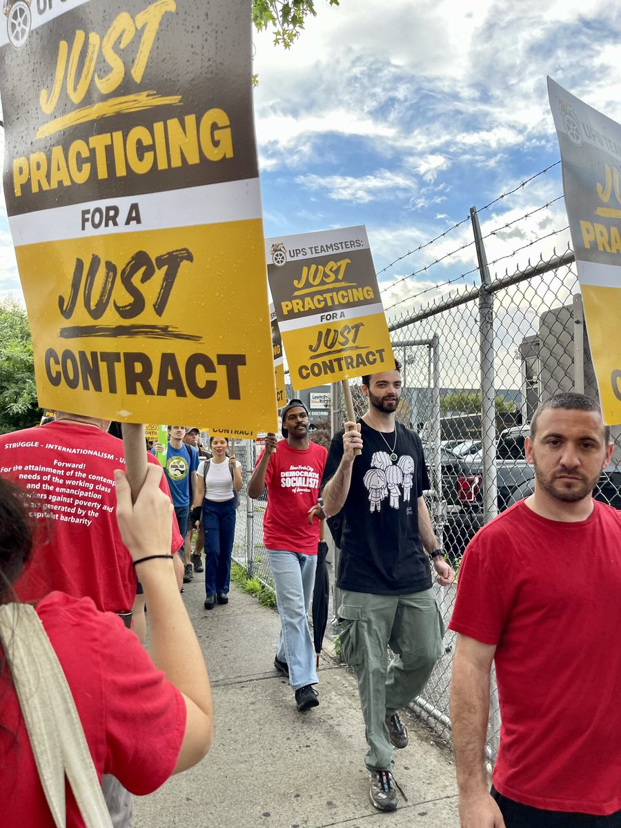 QueensDSA's tweet image. Queens DSA + @nycDSA SHOWS UP for the Teamsters! 

And we’ll show up as long as it takes to end part-time poverty and win a fair contract! 

Solidarity Forever 📦