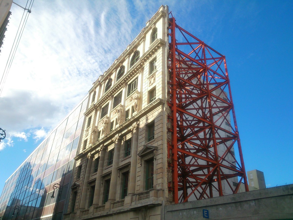 elbarroquista's tweet photo. De lo que dice ese texto que cita la Bauhaus (mal), lo que me parece más peligroso es ese afán extraño de elevar el fachadismo a rango de ley.

Osea: convertir en norma lo de reventar edificios históricos interesantes y salvar solo su fachada. 

Puro mantener las apariencias. https://t.co/08gpld5gUO