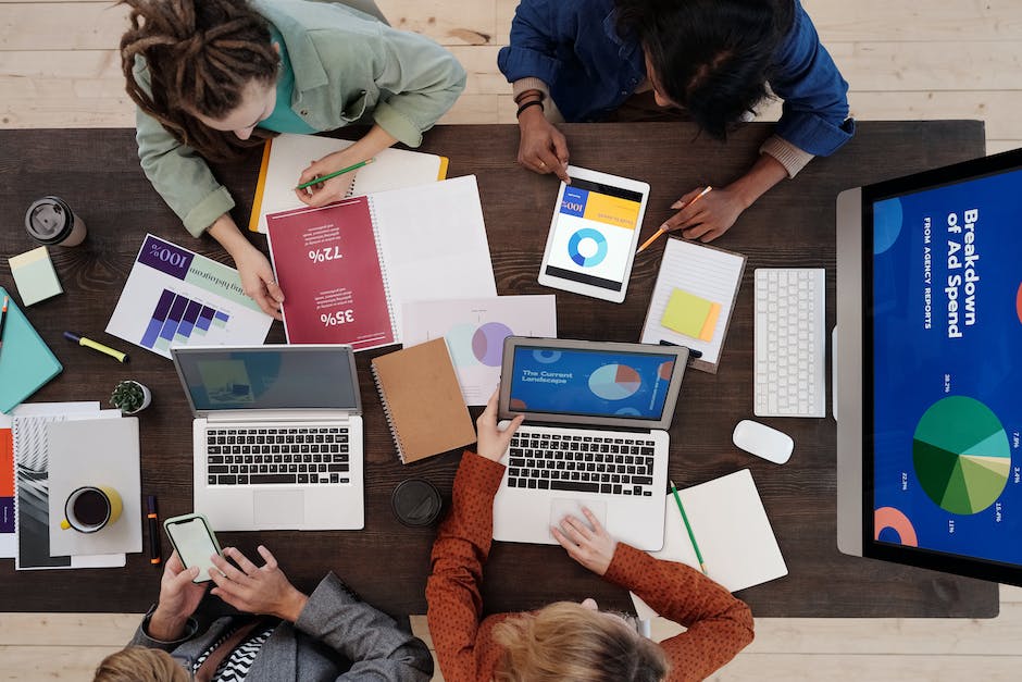 Its_araab's tweet photo. Hootsuite ensures teamwork makes the dream work with its collaboration tools by providing teams continuous access to data and editing permissions to share and collaborate on exciting projects. #CMN3980 #PantherPR #EIUSummer2023 https://t.co/gY7EeifINH