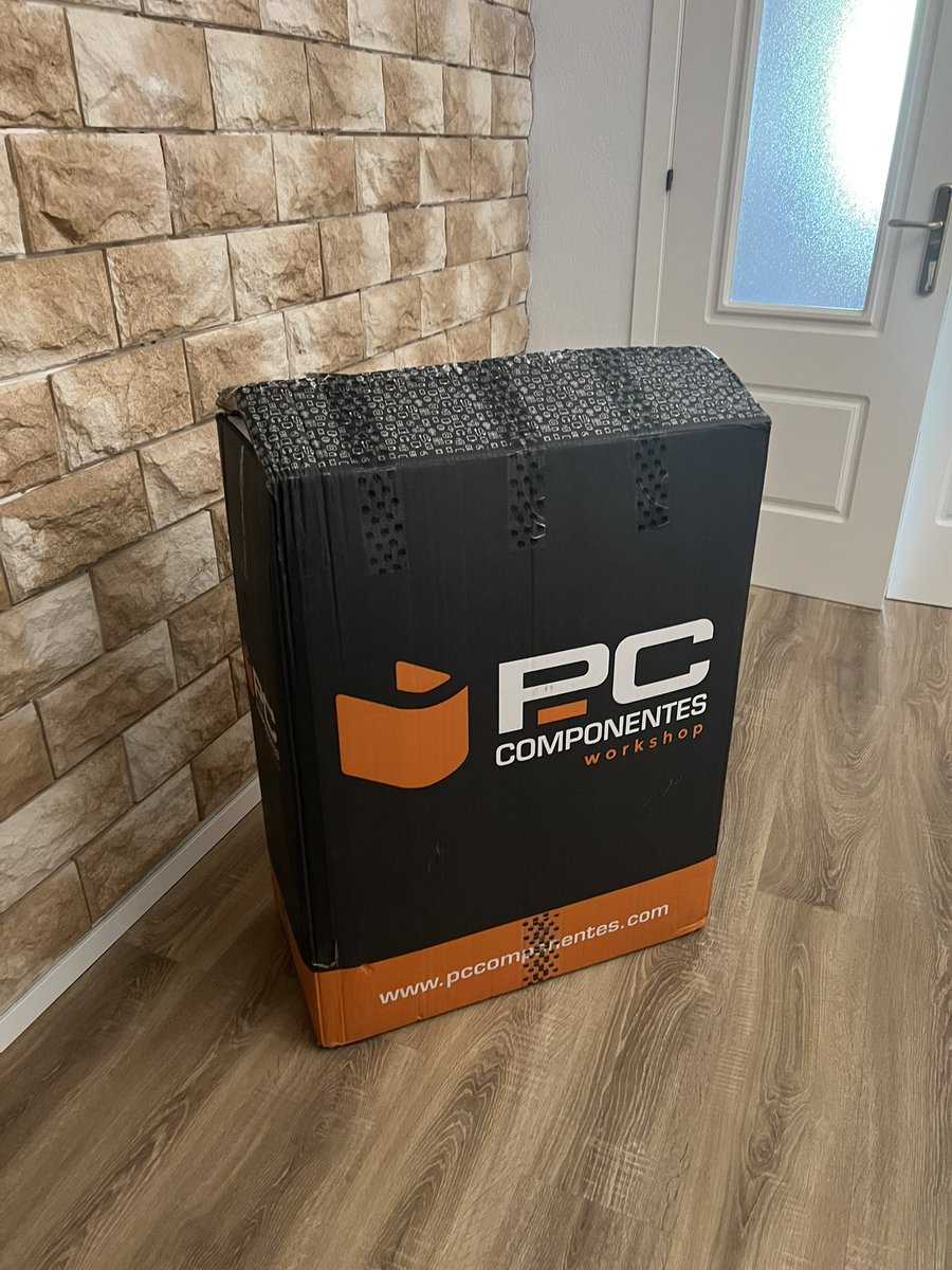 MatBot48's tweet photo. @pccomponentes PcComponentes mándamela a Huelva, que el miércoles llegó mi pc nuevo y sería el último broche de un pc de locura https://t.co/UAdAilgg4B