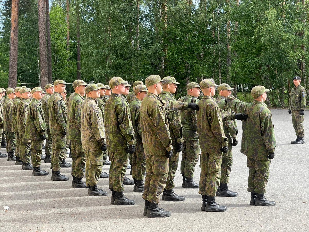 PanssariPR's tweet photo. Riviin – järjesty! Autokomppanian alokkaiden viikko on kulunut mm. sulkeisten parissa. Sulkeisjärjestyksen harjoittelu on tärkeää, sillä se luo yhteishenkeä ja kuria sekä totuttaa sotilaat vaistomaiseen tottelemiseen ja täsmällisyyteen. 🫡 #pspr #maavoimat #autok #alokasjakso https://t.co/BtWw79RX7E