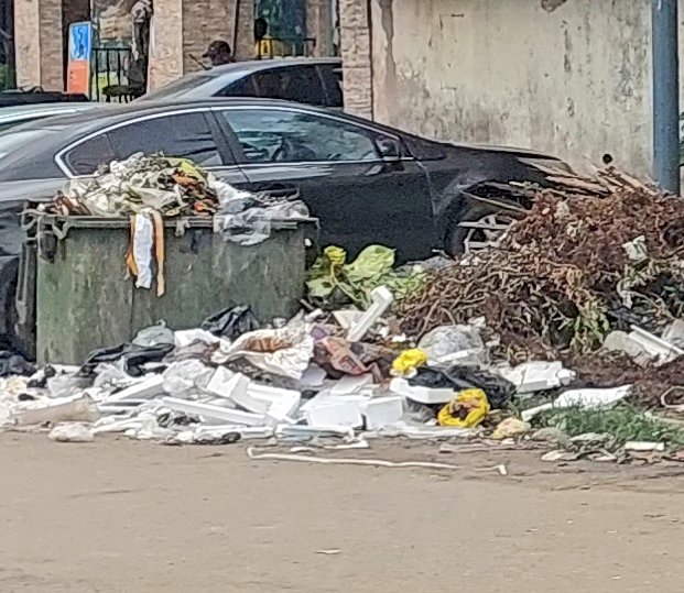 aristidemabatto's tweet photo. Les ordures débordent... Très souvent sur la chaussée.

On ne dit pas assez que les nouvelles constructions d'immeubles éliminent de facto les anciens emplacements des bennes à ordures.

#MairieDeDouala 

La ville ne sent pas bon. https://t.co/GdZJ14glBG
